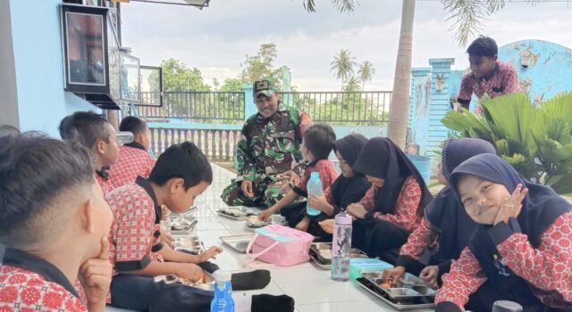 Babinsa Koramil 01/Sukajaya Monitoring Distribusi Makan Bergizi di SD Negeri 20 Sabang