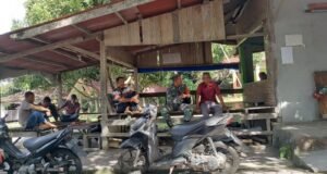 Hadir di Tengah Warga, Babinsa Koramil 01/Sukajaya Ajak Warga Keuneukai Peduli Lingkungan Sekitar