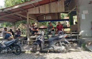 Hadir di Tengah Warga, Babinsa Koramil 01/Sukajaya Ajak Warga Keuneukai Peduli Lingkungan Sekitar