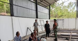 Babinsa Koramil 02/Sukakarya Aktif Komsos, Ingatkan Pekerja Utamakan Keselamatan Kerja