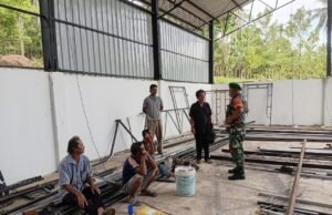 Babinsa Koramil 02/Sukakarya Aktif Komsos, Ingatkan Pekerja Utamakan Keselamatan Kerja