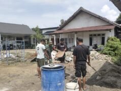 Babinsa Koramil 02/Sukakarya Bantu Warga Bangun Rumah di Gampong Kuta Ateuh