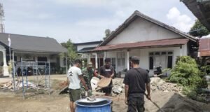 Babinsa Koramil 02/Sukakarya Bantu Warga Bangun Rumah di Gampong Kuta Ateuh