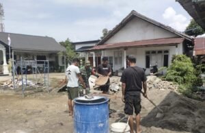 Babinsa Koramil 02/Sukakarya Bantu Warga Bangun Rumah di Gampong Kuta Ateuh