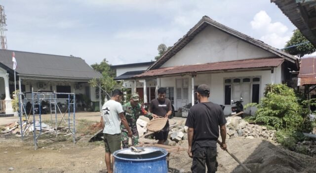 Babinsa Koramil 02/Sukakarya Bantu Warga Bangun Rumah di Gampong Kuta Ateuh
