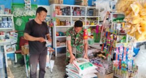 Jaga Stabilitas Pangan, Babinsa Koramil 01/Sukajaya Lakukan Pengecekan Sembako di Kios Warga