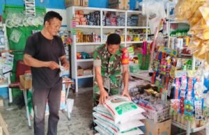 Jaga Stabilitas Pangan, Babinsa Koramil 01/Sukajaya Lakukan Pengecekan Sembako di Kios Warga