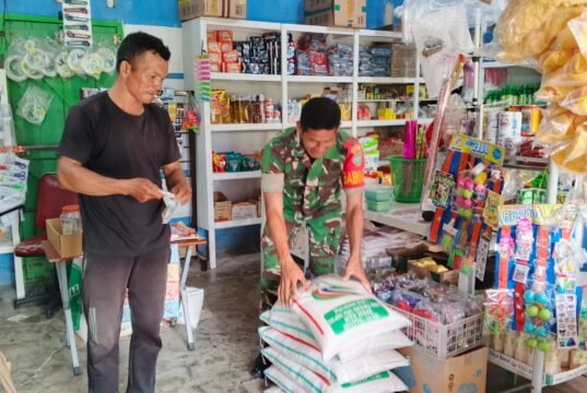 Jaga Stabilitas Pangan, Babinsa Koramil 01/Sukajaya Lakukan Pengecekan Sembako di Kios Warga