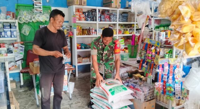 Jaga Stabilitas Pangan, Babinsa Koramil 01/Sukajaya Lakukan Pengecekan Sembako di Kios Warga