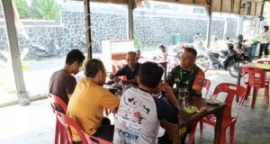 Ngopi Bareng Warga, Cara Humanis Babinsa Pererat Silaturahmi di Kuta Barat