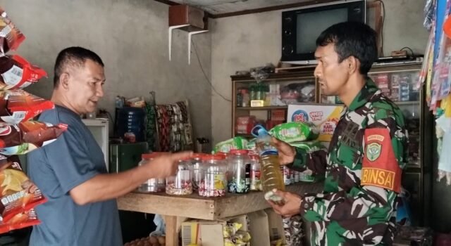 Pantau Langsung ke Lapangan, Babinsa Pastikan Harga Sembako Tetap Terkendali