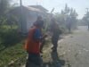 Babinsa Koramil 01/Sukajaya Gotong Royong Bersama Warga, Bersihkan Jalan Desa di Keuneukai