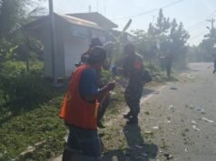 Babinsa Koramil 01/Sukajaya Gotong Royong Bersama Warga, Bersihkan Jalan Desa di Keuneukai