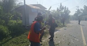 Babinsa Koramil 01/Sukajaya Gotong Royong Bersama Warga, Bersihkan Jalan Desa di Keuneukai