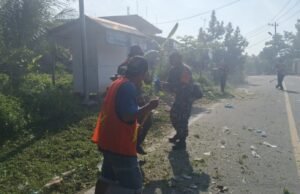 Babinsa Koramil 01/Sukajaya Gotong Royong Bersama Warga, Bersihkan Jalan Desa di Keuneukai