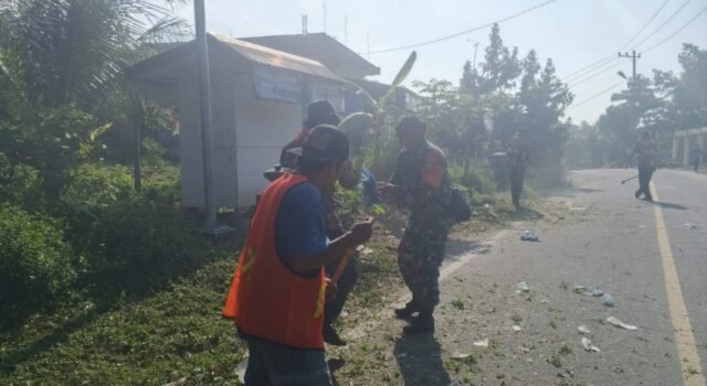 Babinsa Koramil 01/Sukajaya Gotong Royong Bersama Warga, Bersihkan Jalan Desa di Keuneukai