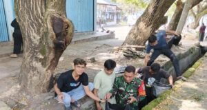 Babinsa Koramil 02/Sukakarya Bersama Warga Gotong Royong Bersihkan Lingkungan di Gampong Kuta Barat