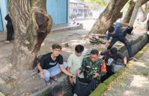 Babinsa Koramil 02/Sukakarya Bersama Warga Gotong Royong Bersihkan Lingkungan di Gampong Kuta Barat