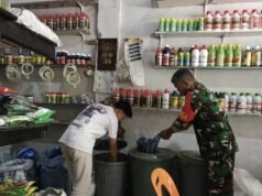 Babinsa Paya Seunara Cek Harga Kebutuhan Petani, Pastikan Stabilitas dan Ketersediaan