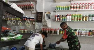Babinsa Paya Seunara Cek Harga Kebutuhan Petani, Pastikan Stabilitas dan Ketersediaan