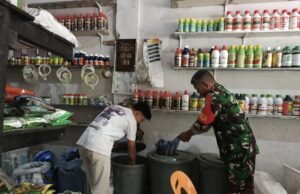 Babinsa Paya Seunara Cek Harga Kebutuhan Petani, Pastikan Stabilitas dan Ketersediaan