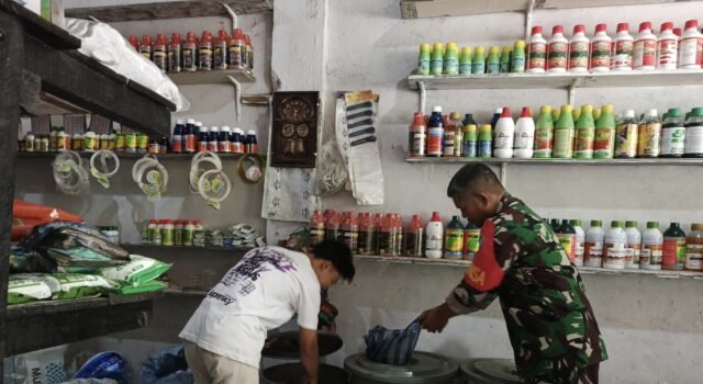 Babinsa Paya Seunara Cek Harga Kebutuhan Petani, Pastikan Stabilitas dan Ketersediaan