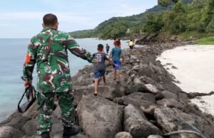 Edukasi Liburan dengan Hal Positif, Babinsa Keuneukai Ikut Dampingi Aktivitas Anak-anak Desa Binaan