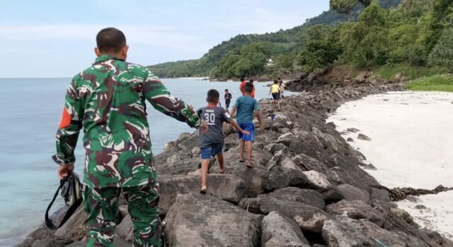 Edukasi Liburan dengan Hal Positif, Babinsa Keuneukai Ikut Dampingi Aktivitas Anak-anak Desa Binaan