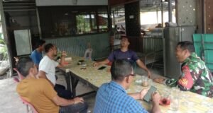 Ngopi Bareng Warga, Babinsa Balohan Perkuat Silaturahmi Lewat Komsos
