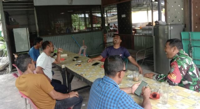 Ngopi Bareng Warga, Babinsa Balohan Perkuat Silaturahmi Lewat Komsos