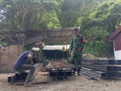 Dukung Pembangunan Desa, Babinsa Sukajaya Kontrol Pengerjaan Rangka Besi KDKMP