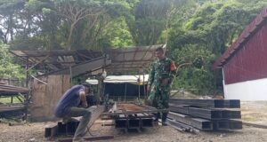 Dukung Pembangunan Desa, Babinsa Sukajaya Kontrol Pengerjaan Rangka Besi KDKMP