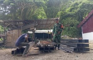Dukung Pembangunan Desa, Babinsa Sukajaya Kontrol Pengerjaan Rangka Besi KDKMP
