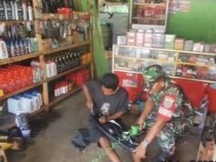 Dekat dengan Rakyat, Babinsa Bantu Warga di Bengkel Krueng Raya