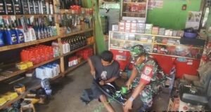 Dekat dengan Rakyat, Babinsa Bantu Warga di Bengkel Krueng Raya