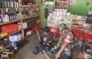 Dekat dengan Rakyat, Babinsa Bantu Warga di Bengkel Krueng Raya