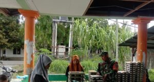 Babinsa Balohan Monitoring Distribusi Makanan Bergizi di Posyandu Cenderawasih