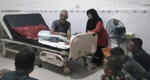 Babinsa Kuta Timur Jenguk Warga Sakit, Wujud Kepedulian TNI di Tengah Masyarakat