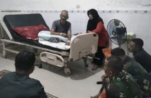 Babinsa Kuta Timur Jenguk Warga Sakit, Wujud Kepedulian TNI di Tengah Masyarakat
