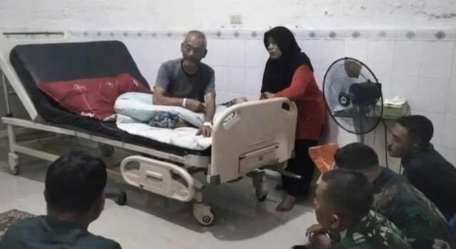 Babinsa Kuta Timur Jenguk Warga Sakit, Wujud Kepedulian TNI di Tengah Masyarakat