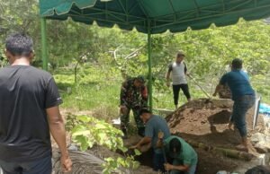 Babinsa Koramil 01/Sukajaya Tunjukkan Empati, Hadiri Prosesi Pemakaman Warga Balohan