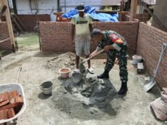 Tak Canggung Kotor! Babinsa Koramil 02/Sukakarya Ini Ikut Ngaduk Semen Bersama Warga