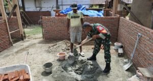 Tak Canggung Kotor! Babinsa Koramil 02/Sukakarya Ini Ikut Ngaduk Semen Bersama Warga