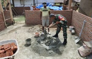 Tak Canggung Kotor! Babinsa Koramil 02/Sukakarya Ini Ikut Ngaduk Semen Bersama Warga