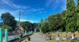 Personel Kodim 0112/Sabang Laksanakan Pengecatan Beton Pembatas di Sepanjang Tepi Jalan Makodim