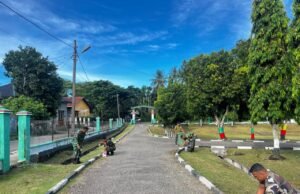 Personel Kodim 0112/Sabang Laksanakan Pengecatan Beton Pembatas di Sepanjang Tepi Jalan Makodim