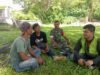 Babinsa Koramil 01/Sukajaya Komsos dengan Warga, Tekankan Kebersihan dan Keselamatan Kerja
