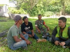 Babinsa Koramil 01/Sukajaya Komsos dengan Warga, Tekankan Kebersihan dan Keselamatan Kerja