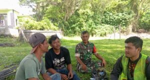 Babinsa Koramil 01/Sukajaya Komsos dengan Warga, Tekankan Kebersihan dan Keselamatan Kerja