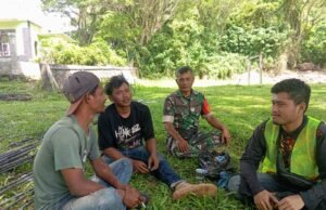 Babinsa Koramil 01/Sukajaya Komsos dengan Warga, Tekankan Kebersihan dan Keselamatan Kerja